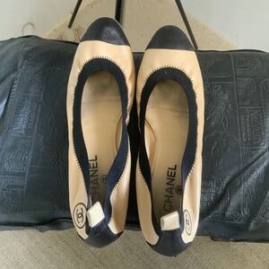 CHANEL LOGO LEATHER BALLET FLATS